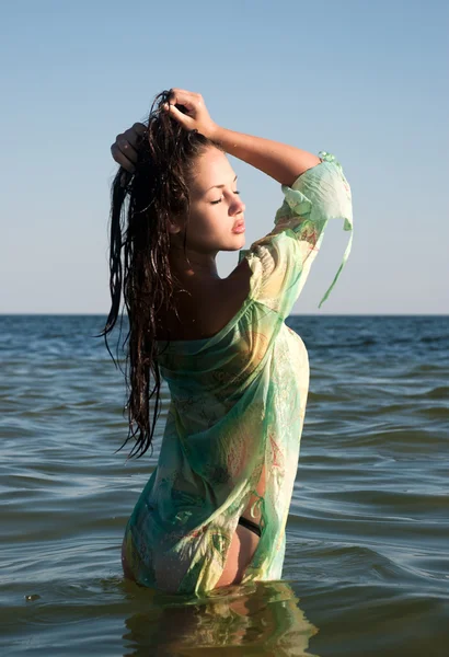 Yaz aylarında deniz genç kadın — Stok fotoğraf