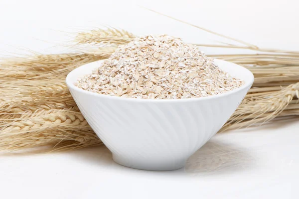 白い背景の上のお粥と小麦の耳 — ストック写真