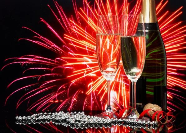 Gläser mit Champagner auf abstraktem Hintergrund — Stockfoto