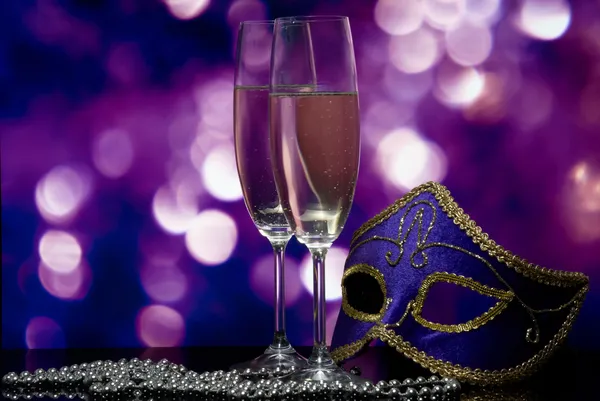 Lasses com champanhe e máscara veneziana — Fotografia de Stock