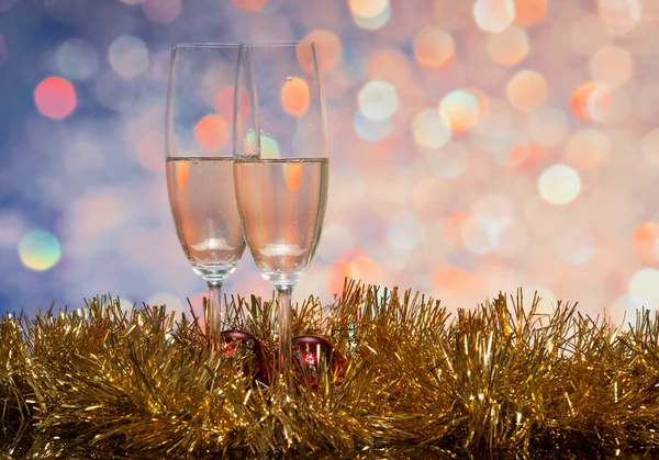 Bicchieri con champagne su sfondo astratto — Foto Stock