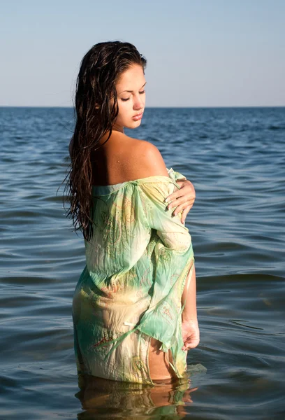 Mladá žena na břehu moře v létě — Stock fotografie