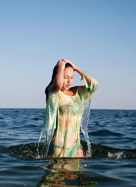 Jonge vrouw op de zee in de zomer — Stockfoto