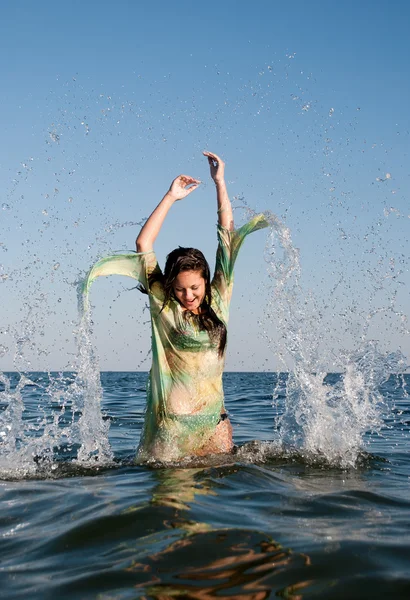 Νεαρό κορίτσι στη θάλασσα το καλοκαίρι — Φωτογραφία Αρχείου