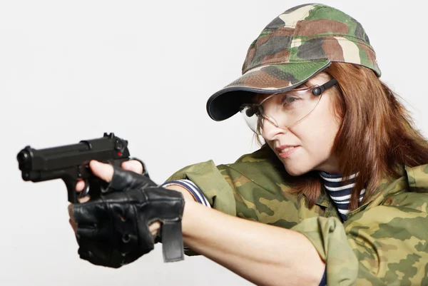 Женщина-солдат с пистолетом в руках — стоковое фото
