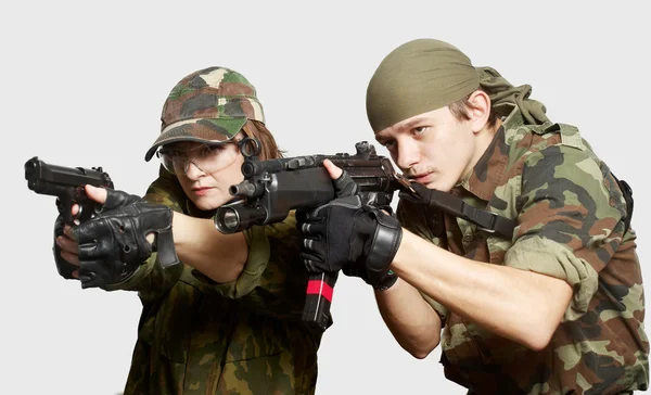 Portret żołnierzy z bronią w ręku — Zdjęcie stockowe