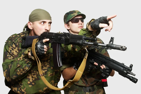 Portresi askerleri ile otomatik bir saldırı tüfekleri — Stok fotoğraf
