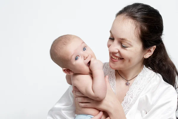 Portrait bébé avec mère heureuse — Photo