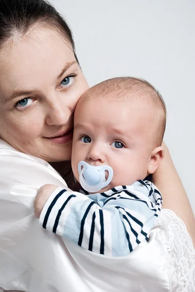 Porträt Baby mit glücklicher Mutter — Stockfoto