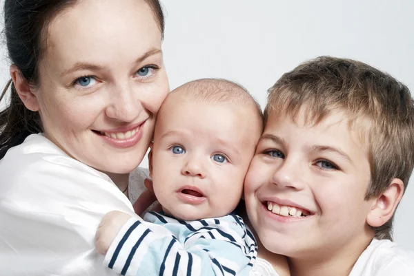 En gelukkige familie portret op lichte achtergrond — Stockfoto