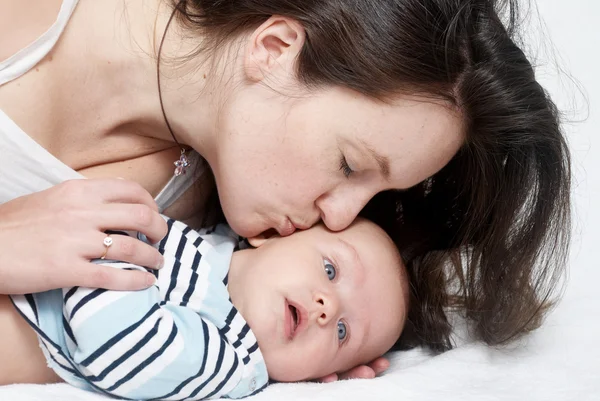 Mãe feliz beijando bebê — Fotografia de Stock