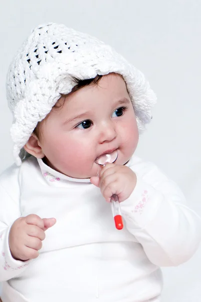 Маленькая девочка на белом фоне. Портрет — стоковое фото