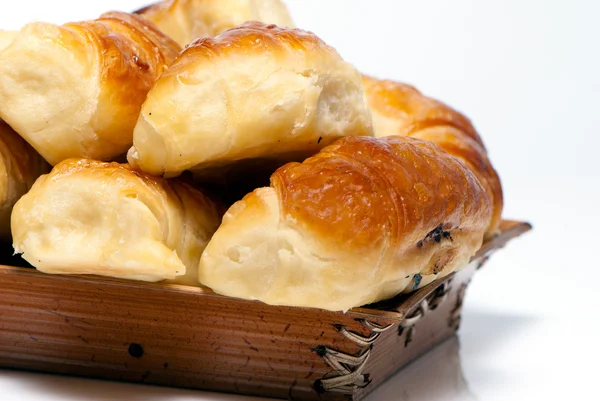 Croissant auf hellem Hintergrund — Stockfoto