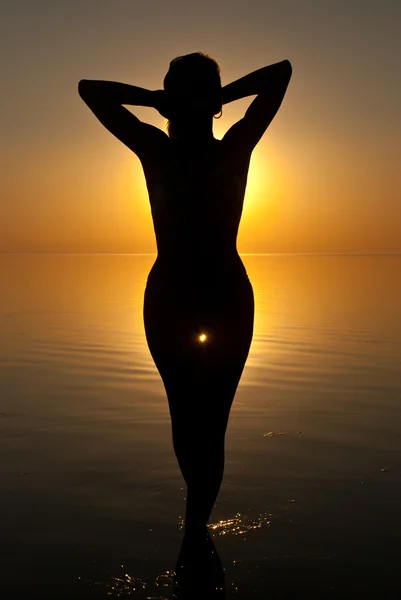 Oceán žena ve světle svítání — Stock fotografie