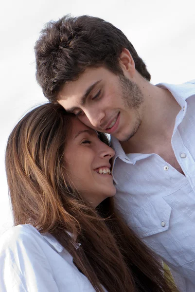 Närbild av ett ungt par leende — Stockfoto