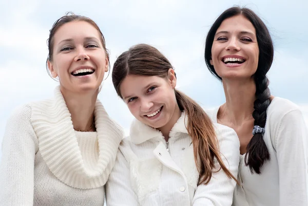 Три молода жінка насолоджується осені — стокове фото