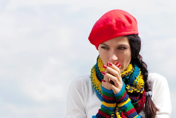 空に対して赤いベレー帽の女の子 — ストック写真