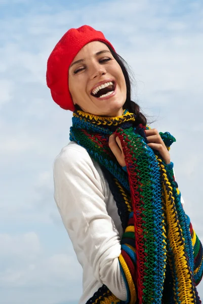 Dziewczyna w czerwony beret z nieba — Zdjęcie stockowe