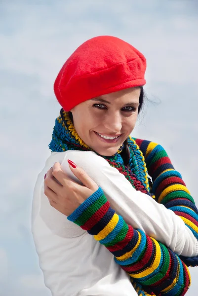 The girl in a red beret against the sky — Stock Photo, Image