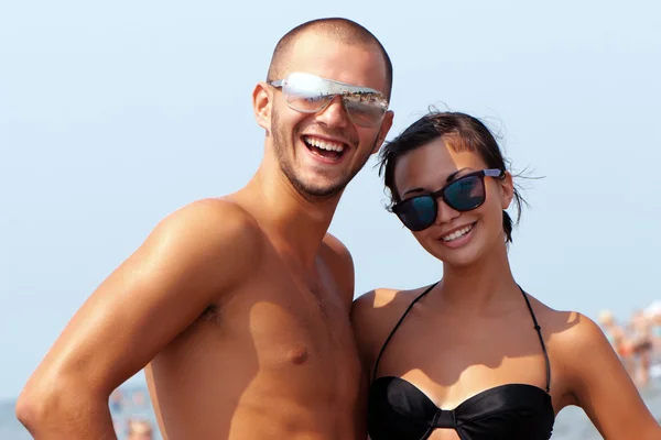 Щаслива молода пара у відпустці — стокове фото