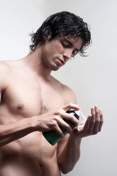 Tıraş için bir kaplama ile genç yakışıklı bir adam portresi — Stok fotoğraf