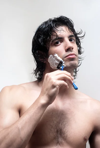 Porträt eines jungen, gutaussehenden Mannes beim Rasieren — Stockfoto