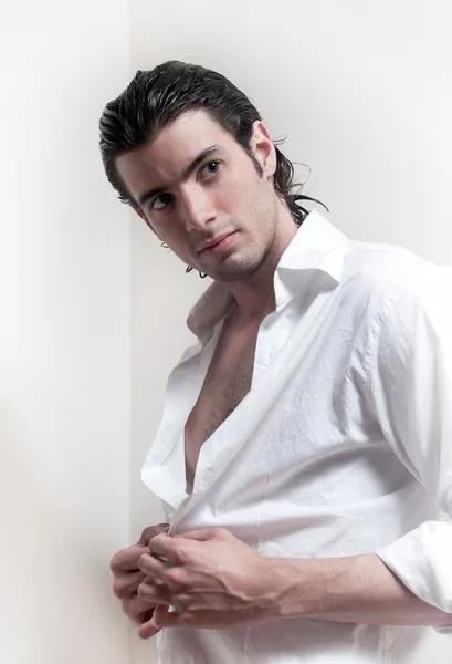 Hosszú hajú jóképű férfi portréja — Stock Fotó