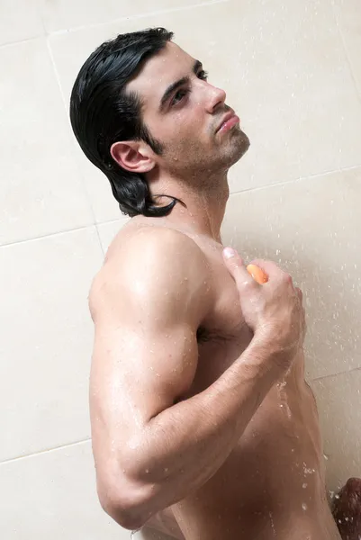 Homem sob o chuveiro — Fotografia de Stock