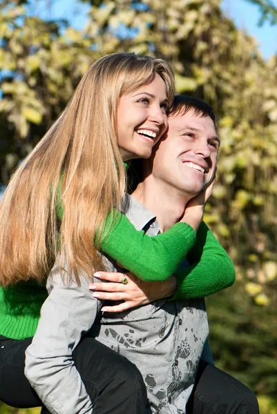 Bela casal retrato sorrindo ao ar livre — Fotografia de Stock