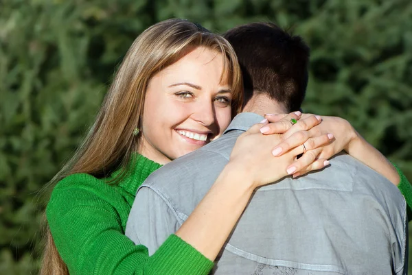Mooie volwassen vrouw haar echtgenoot met liefde knuffelen — Stockfoto
