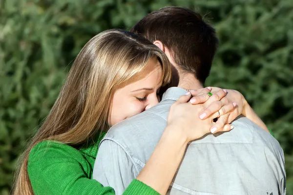 Mooie volwassen vrouw haar echtgenoot met liefde knuffelen — Stockfoto