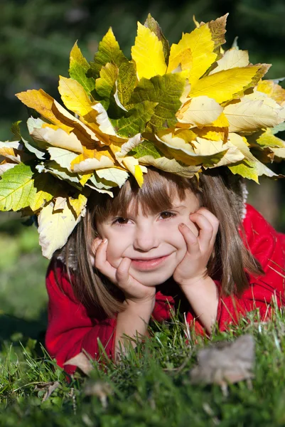 Υπέροχο κοριτσάκι με φθινόπωρο στεφάνι στο κεφάλι της — Φωτογραφία Αρχείου