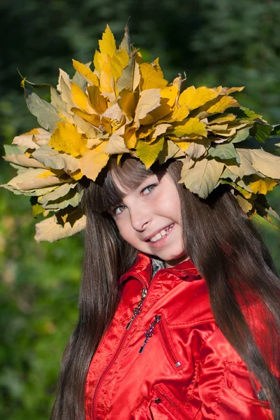 Υπέροχο κοριτσάκι με φθινόπωρο στεφάνι στο κεφάλι της — Φωτογραφία Αρχείου