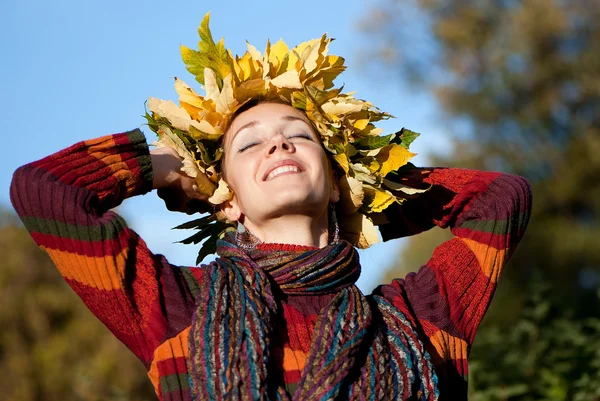 Krásná malá žena s podzimní věnec na hlavu — Stock fotografie