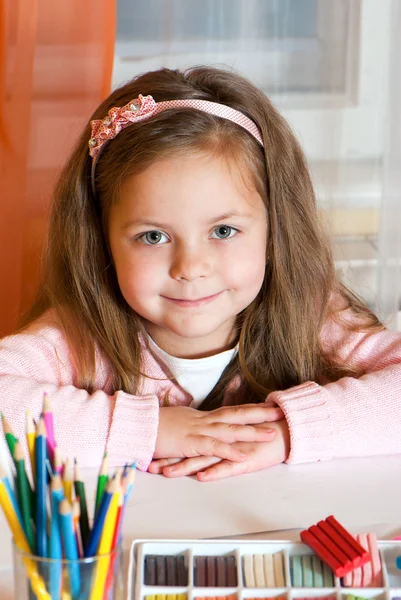 Porträtt bedårande liten flicka — Stockfoto