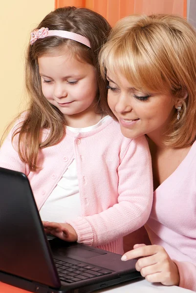 Imagen de la madre y el niño feliz con ordenador portátil —  Fotos de Stock