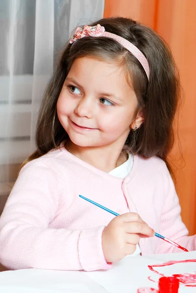 Sevimli küçük kız boyama — Stok fotoğraf