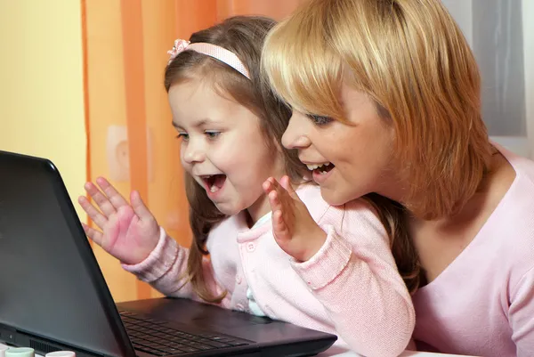 Boldog anya és a gyermek a laptop számítógép képe Stock Kép