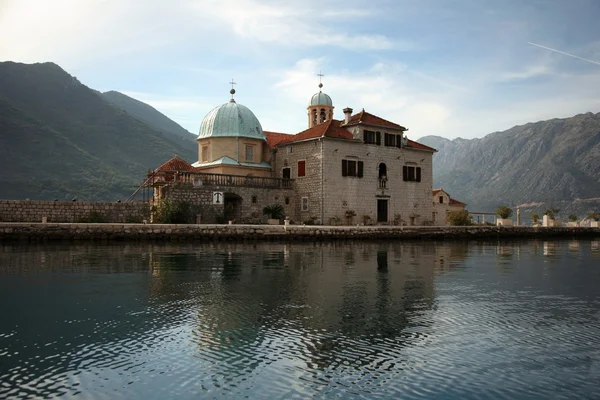 Церковь на острове в Которском заливе, Черногория — стоковое фото
