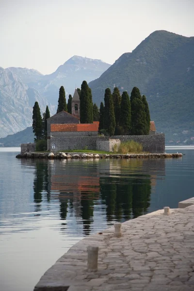 Isla de San Jorge en la bahía de Kotor, Montenegro — Foto de Stock
