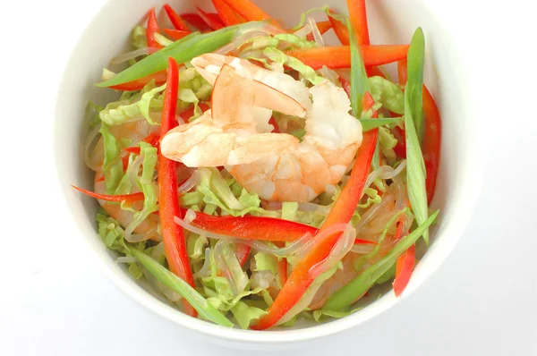 Salat Mit Gemüse Und Garnelen Nahaufnahme Auf Weißem Hintergrund — Stockfoto