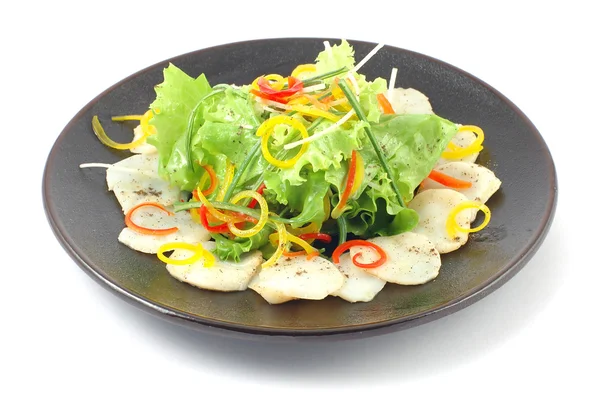 Beyaz Bir Arka Plan Üzerinde Yakın Sebze Balık Salatası — Stok fotoğraf