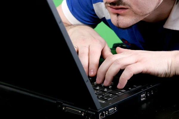 Homem de trabalho com laptop — Fotografia de Stock