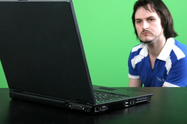 Homem de trabalho com laptop — Fotografia de Stock