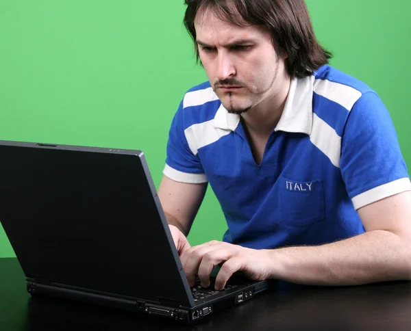 Mies ja kannettava tietokone — kuvapankkivalokuva