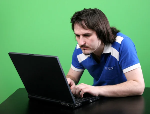 El hombre trabaja con el ordenador portátil —  Fotos de Stock