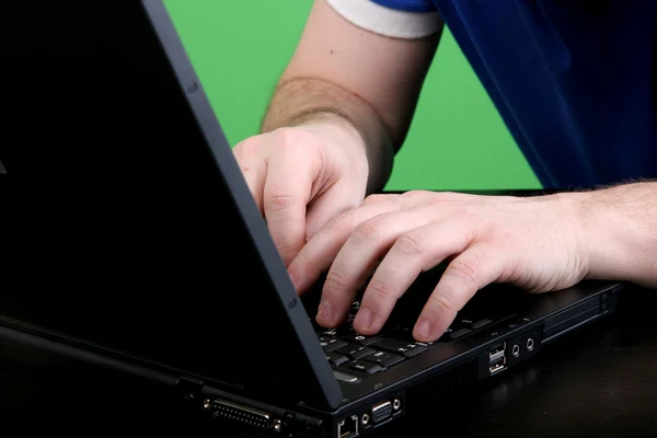Omul lucrează cu laptopul — Fotografie, imagine de stoc