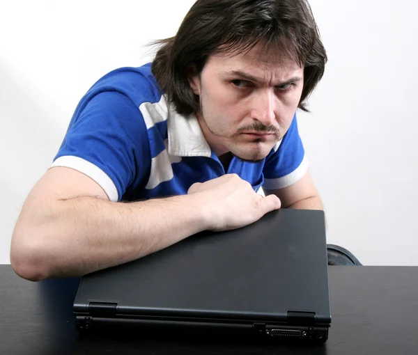 Uomo e laptop — Foto Stock