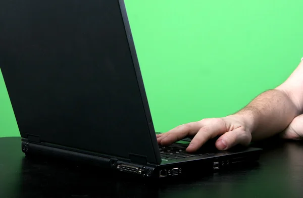 Людина працює з ноутбуком — стокове фото