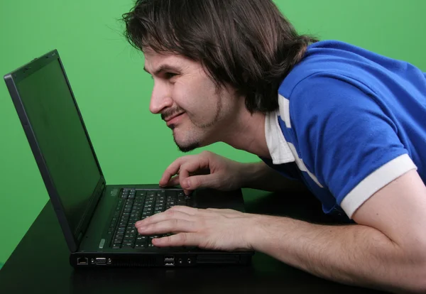 Omul lucrează cu laptopul — Fotografie, imagine de stoc